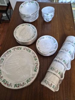 Holiday Pattern Dinnerware set