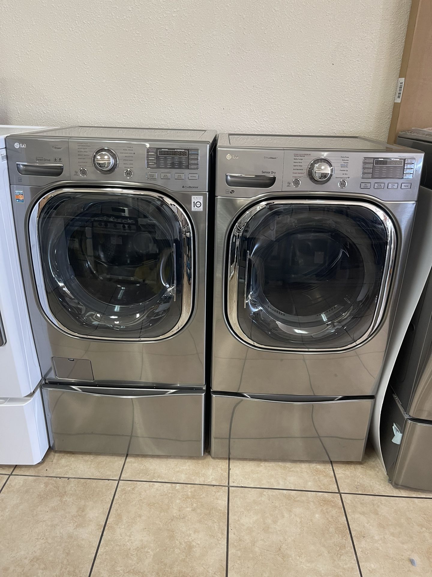 Front Load LG 4.3 cubic feet And an electric dryer 7.5 ft.³