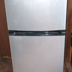 Vissani Mini Refrigerator Freezer 4.5 Cu Ft Works Perfect 