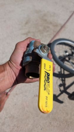 1) new never installed brass valve 1 1/4' in Proflo PF1615 Ball Valve FNIP