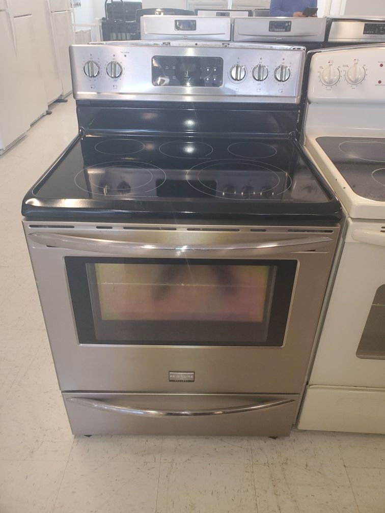 🔥🔥frigidaire electric stove in excellent condition 90 days warranty 🔥🔥