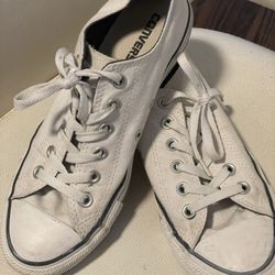 Converse Sneakers Size 7 Men/9 Woman