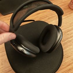 Black airpod pro max with carrying case