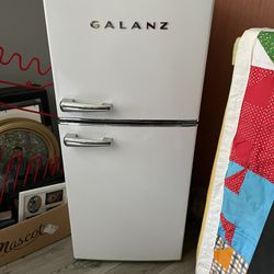 Galanz Retro Mini Fridge/Freezer (White)