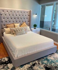 Queen bed frame / cama gris de tela