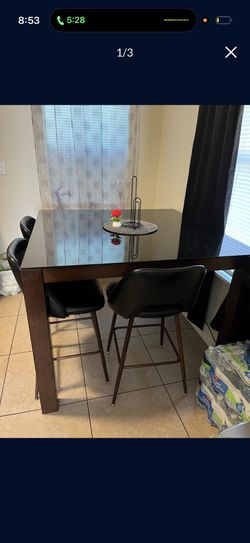 table has 4 chairs