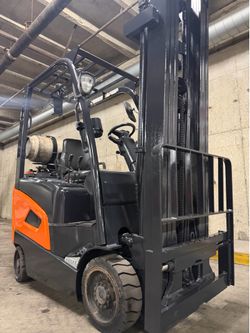 Doosan 2020 forklift, 3500 lb,3 stage, side shift
