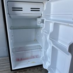 Mini fridge 