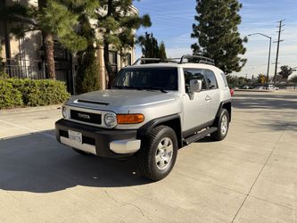2007 Toyota FJ Cruiser 4x4 - Clean title - New Tires - 1 Owner - Warranty!!!