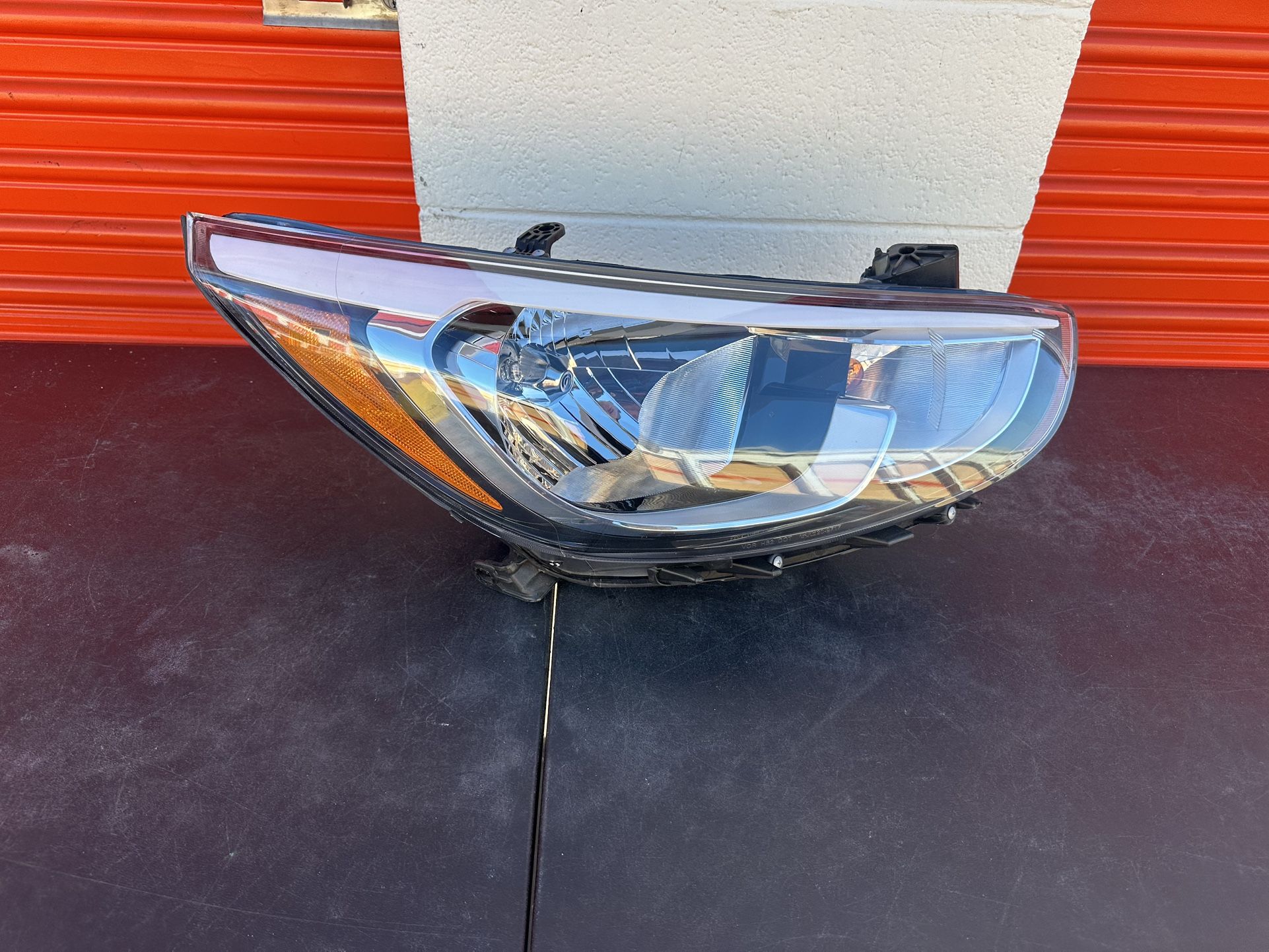 2015 -2016 -2017 Hyundai Accent Headlight right side oem