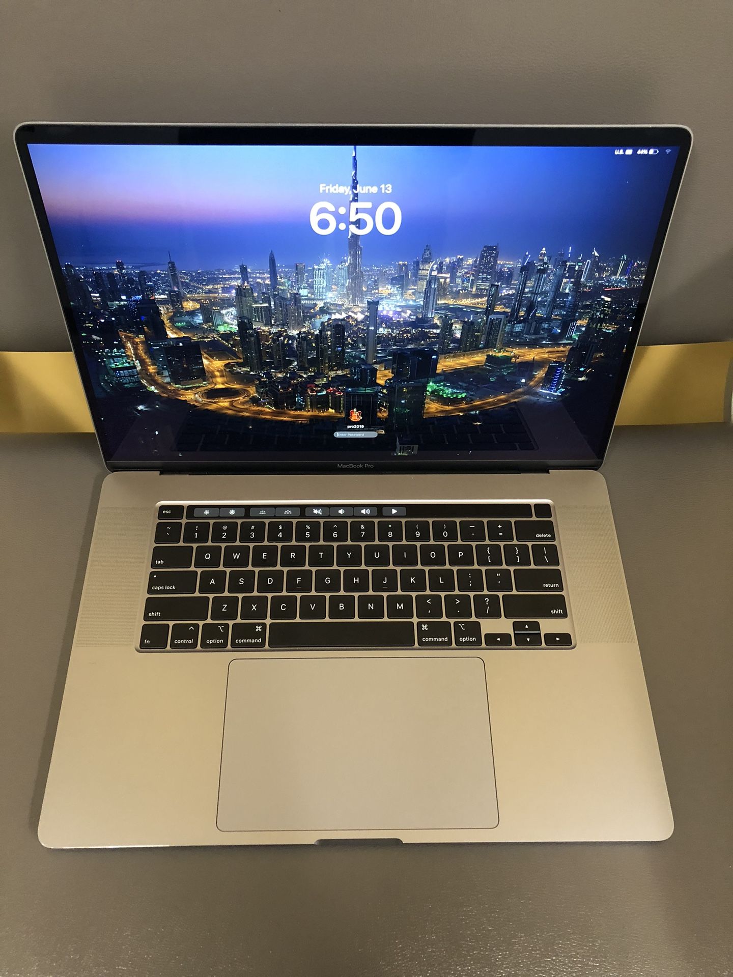 MacBook Pro 2019 16” 2.4 i9 32GB 1TB