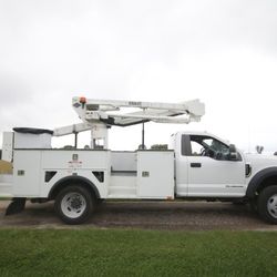 2017 Ford F-550 Super Duty with Versalift SST40EIH