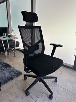 La-Z-Boy Ergonomic Office Chair – Adjustable Headrest – Good Condition