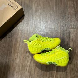 Nike Air Foamposite One: Volt | 7.5W