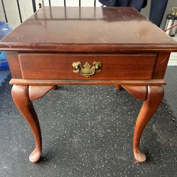 Beautiful Classic Style Wooden End Table With Drawer