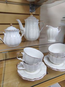 11pc Porcelain Tea / Coffee set ( NEW ) scallop shaped. White / Gold. 1 Teapot, 4 cups & 4 saucers..