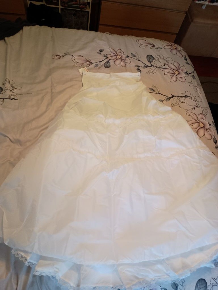 NEW David's Bridal Elegant White 2 Tier Under Wedding Dress Skirt Slip 12