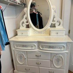 4 Piece Full Set Girls Room Like New $750(with The Bunk Bed Or You Can Use It As A Storage)