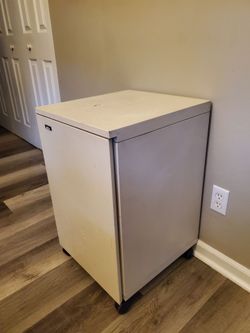 Rolling metal cabinet