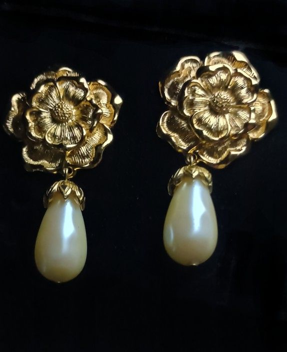 VINTAGE AVON EARRINGS PIERCED