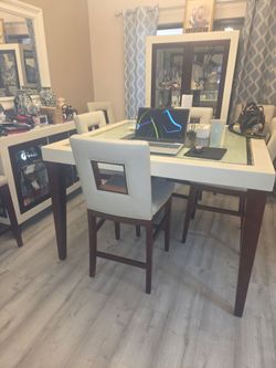 SOFÍA VERGARA DINING SET