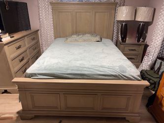 Like New Ashley Furniture Queen Bedroom Set (Only 5 months old!)