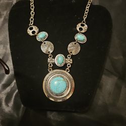 BOHEMI-Y'ALL

Turquoise and Silver Stepping Stone Necklace