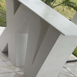 3D XV With White Top Table 