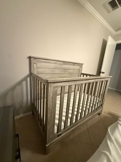 Crib with mattress and toddler rail