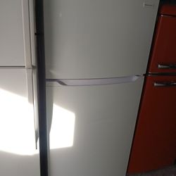 Frigidaire Refrigerator Top And Bottom Works Good 👍