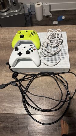 Xbox One S Digital Edition + Controllers