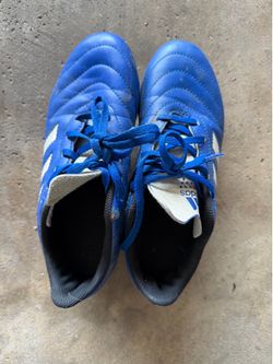BOYS ADIDAS SOCCER CLEATS (SIZE 4.5)