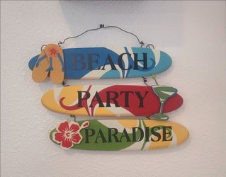 Beachy Wall Art. New Never Been Used.

P/U YUCAIPA