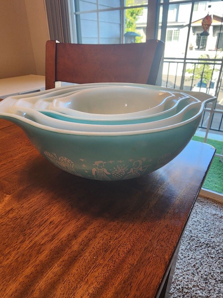Pyrex Amish Mixing Bowl Set