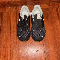 Women’s 7.5 on cloud running shoes