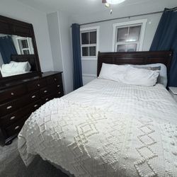 Queen Size Bed With Mirror Dresser