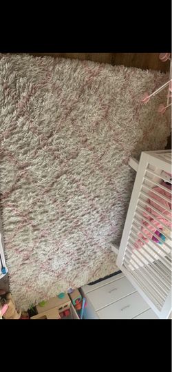 5.5 ft by 7.5 ft pink and white carpet make a offer