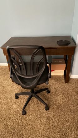 Standing Desk Vintage Wood comes with Rotating Height adjusting work chair