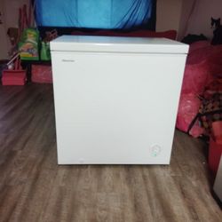 Hisense  7 cu ft Chest Freezer, White