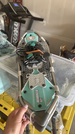 Yukon Advanced 821 Snow Shoes with poles