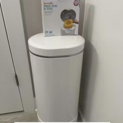Munchkin STEP Diaper Pail, Powered by Arm & Hammer