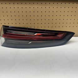 2019- 2022 PORSCHE CAYENNE REAR RIGHT PASSENGER TAIL LIGHT OEM