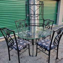 GLASS TOP TABLE W/4 CHAIRS & BAKERS RACK
