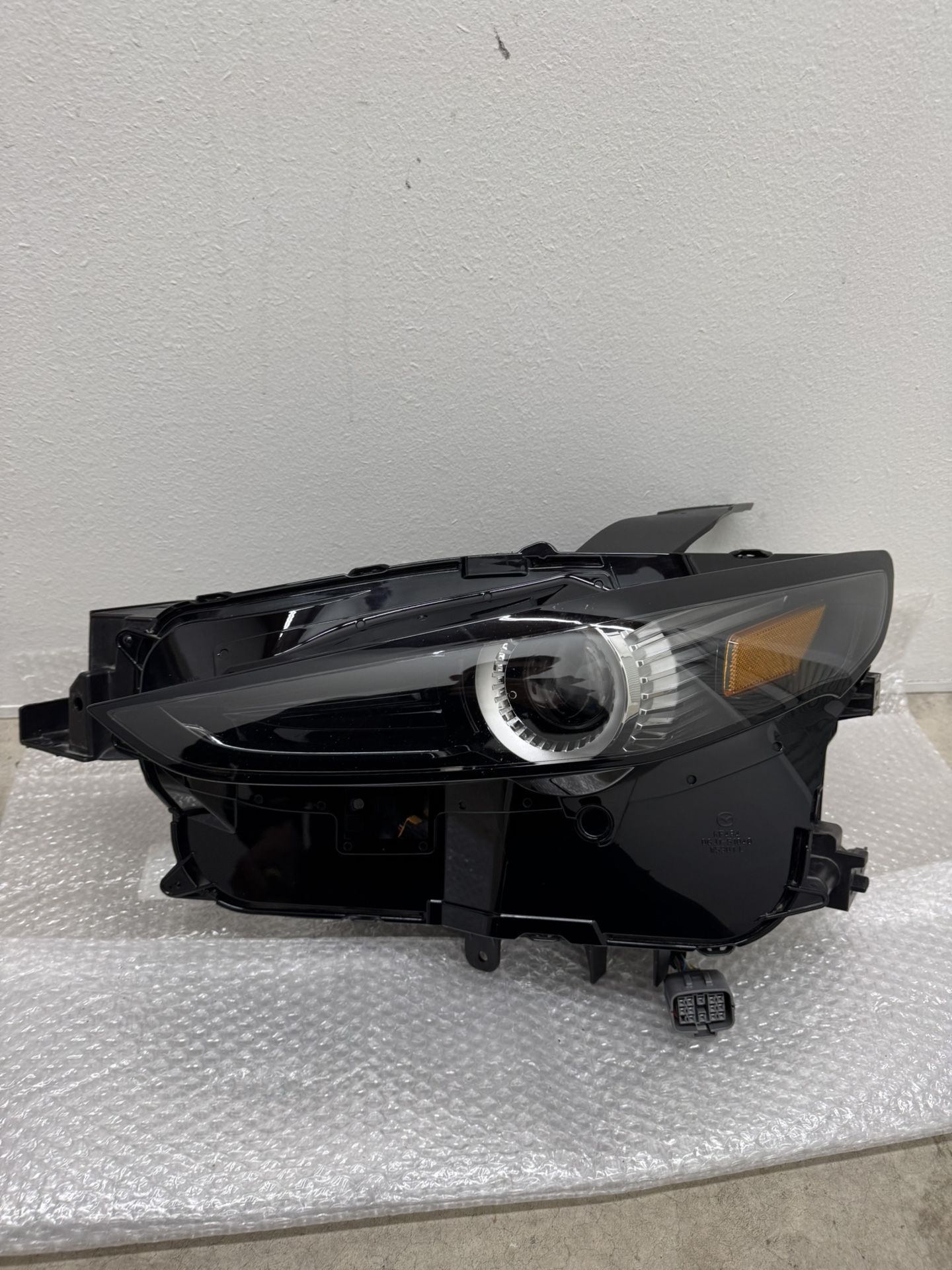⭐OEM Mazda CX-30 Headlight – Left (Driver Side) Fits: 2020–2022 Mazda CX-30 Part Number: GHO-67890