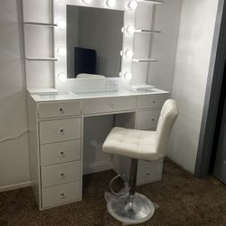 Makeup Vanity Desk And Vanity Mirror