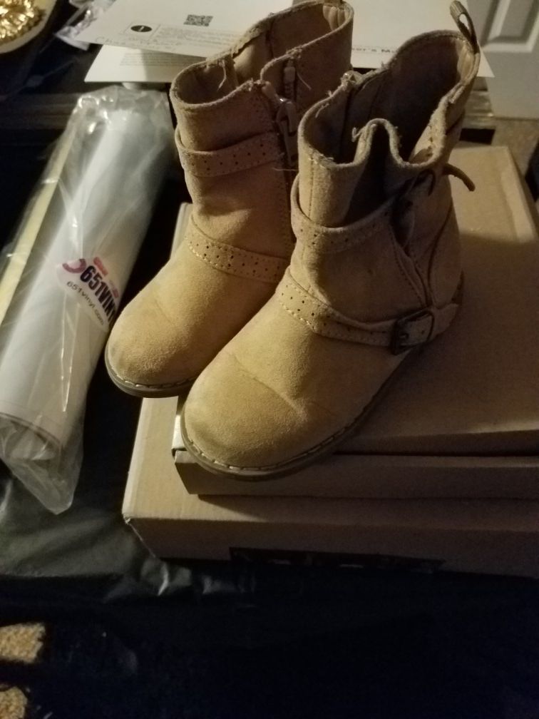 Lil girls boots ( size 7)