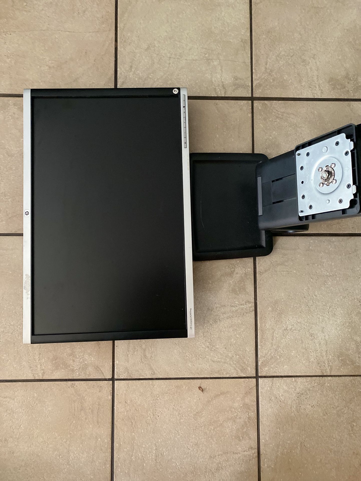 (1) HP Compaq LA2405x 24” Widescreen LED Monitor