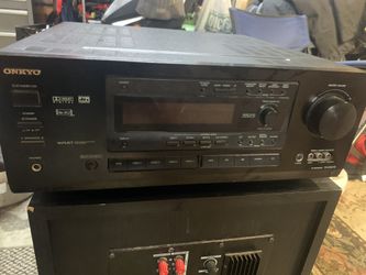 ONKYO AV RECEIVER TX-DS676 W/ Polk Audio surround sound speakers