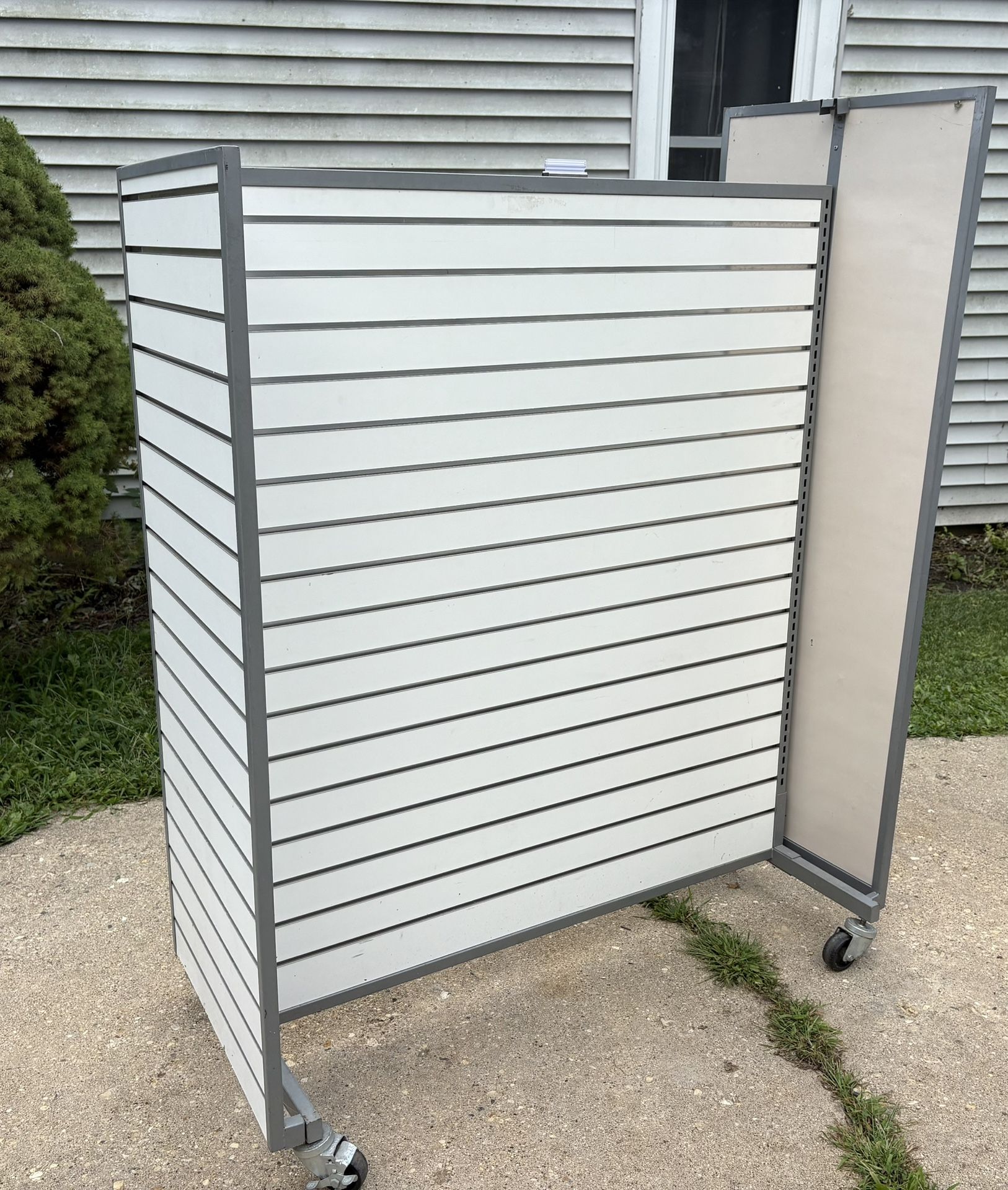 Rolling retail display fixture with removable side panels