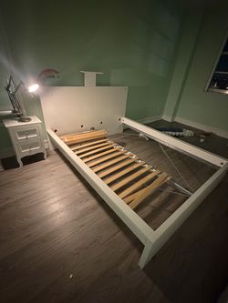 Cama, colchón y mesa de noche